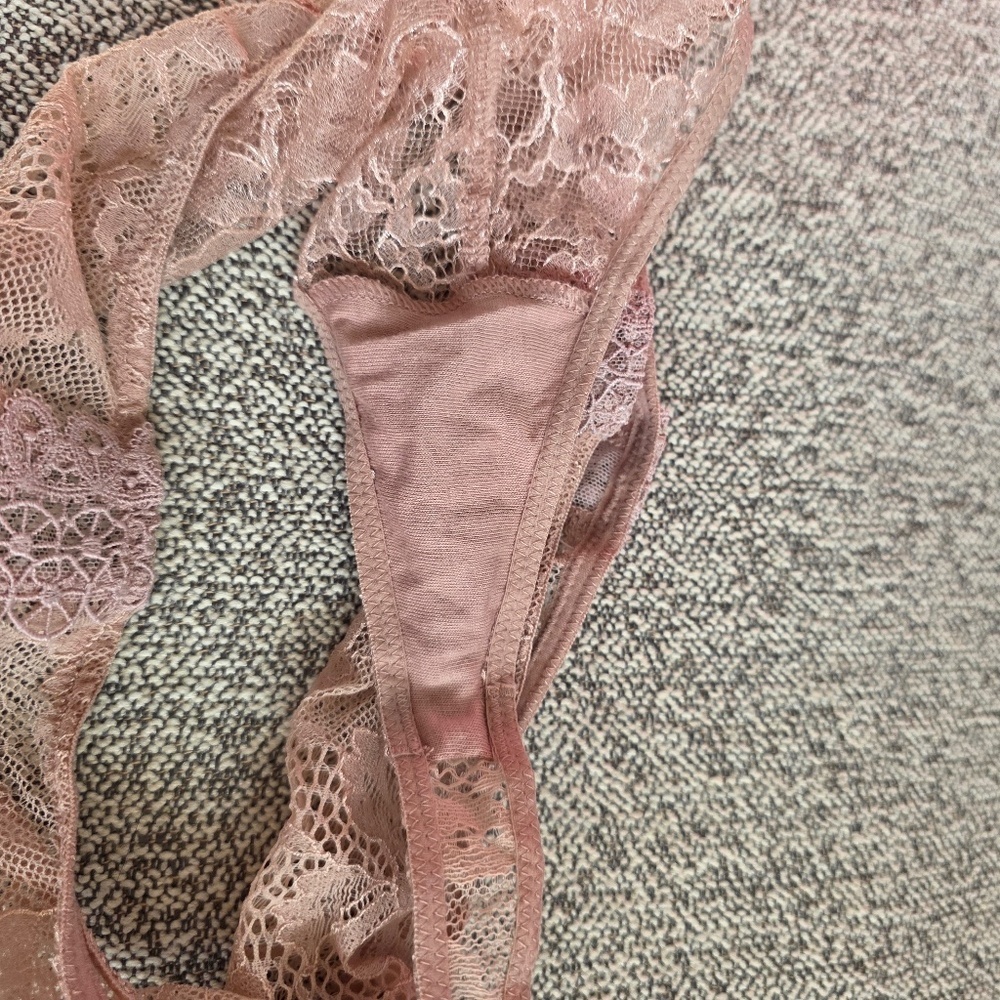 Victoria's Secret Very Sexy Mid-Rise Thong - XS - Picture 4 of 9